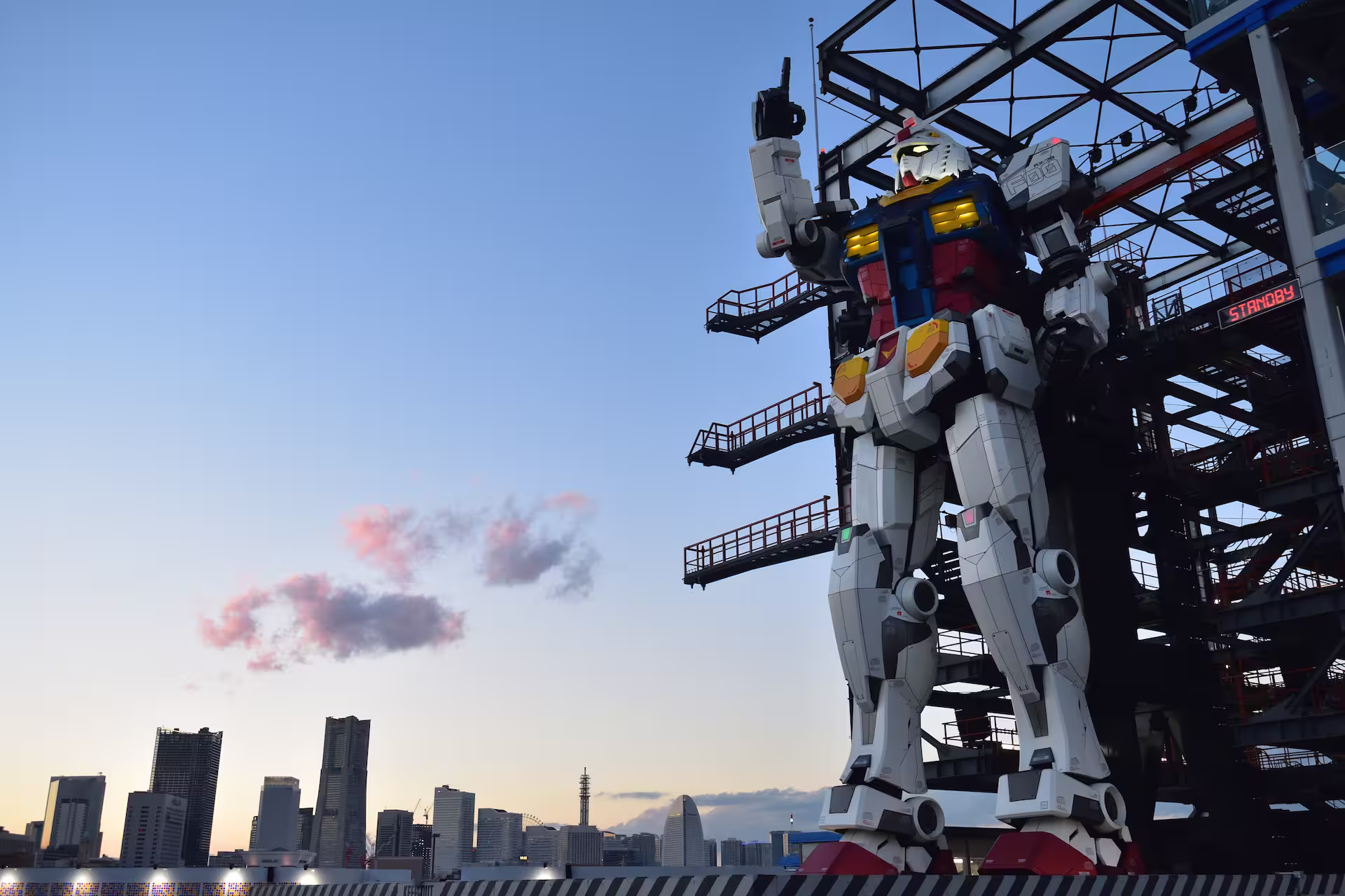 ブルーアワーの横浜市街と実物大ガンダムRX-78-F00