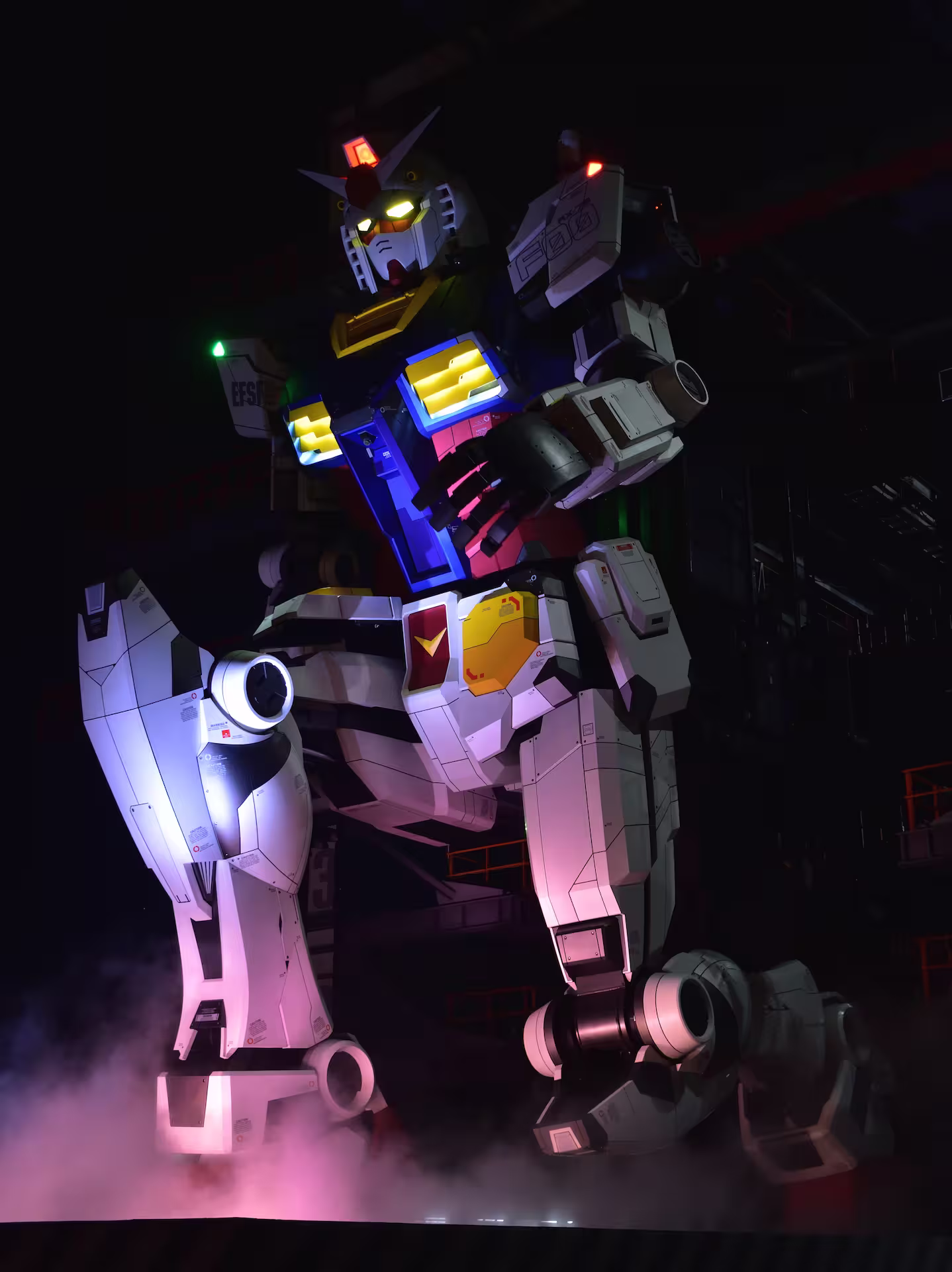 夜の暗がりに浮かび上がる実物大ガンダムRX-78-F00