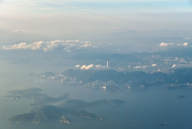 西日に照らされ林立する香港のビル群