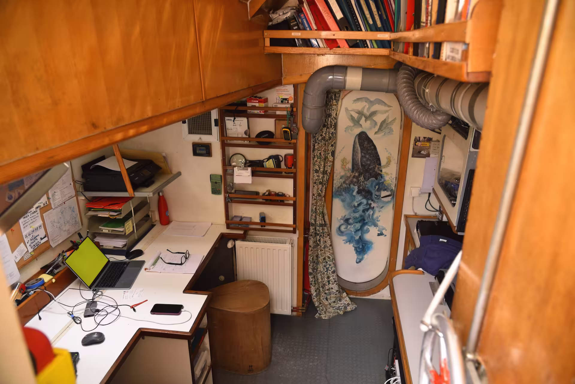 「タラ号」の航海室には大きくクジラの絵が描かれている