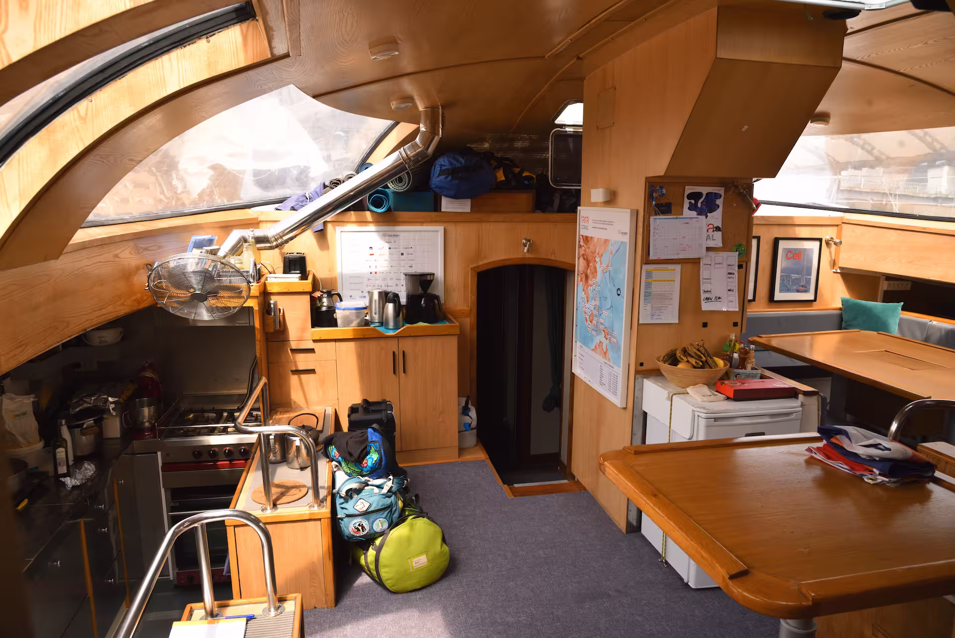 「タラ号」のサロンは、まるでコテージのよう