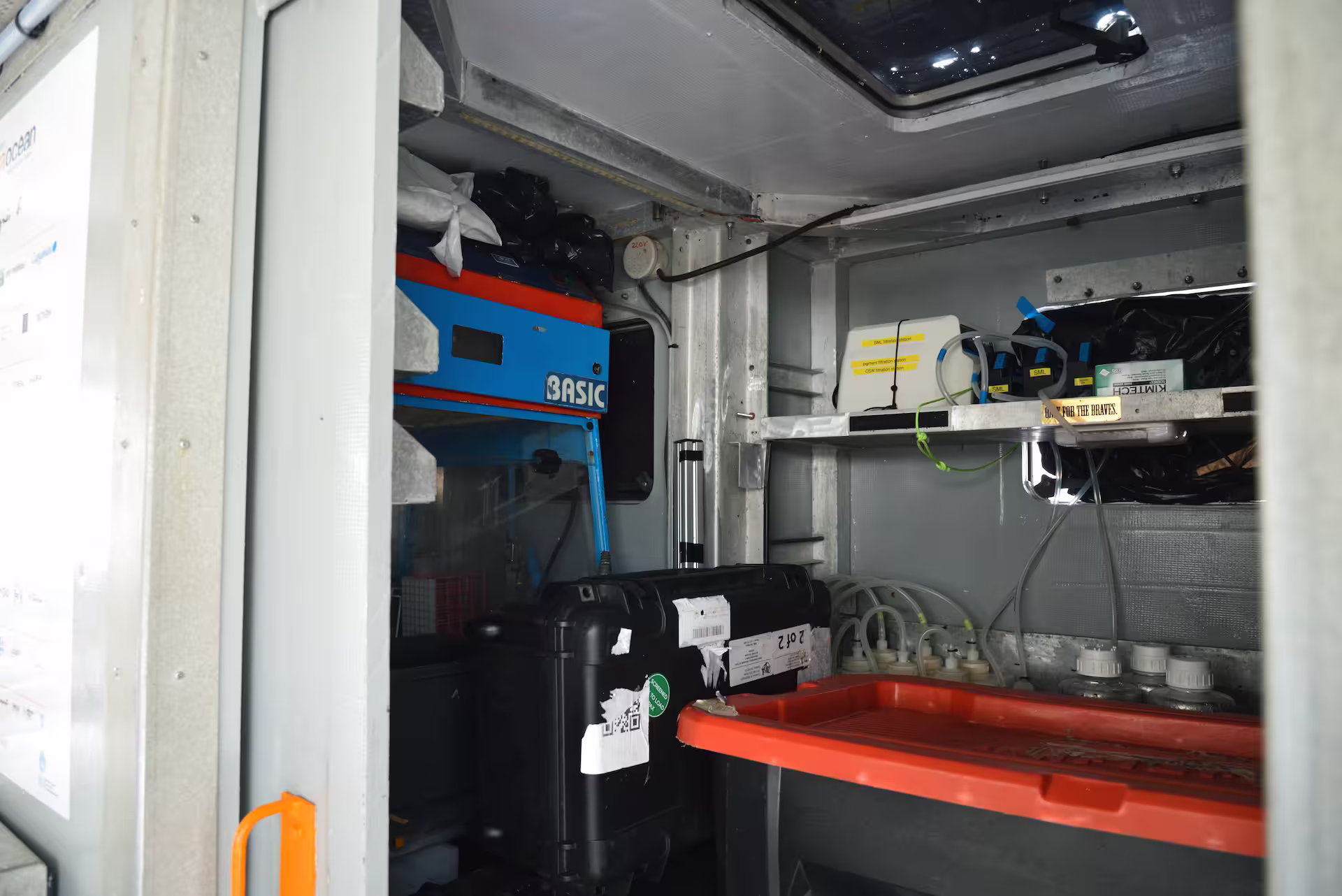 「タラ号」後部甲板にある「ウェット・ラボ」