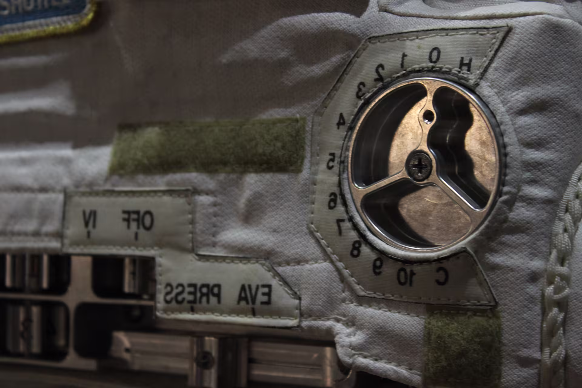 宇宙服の鏡文字